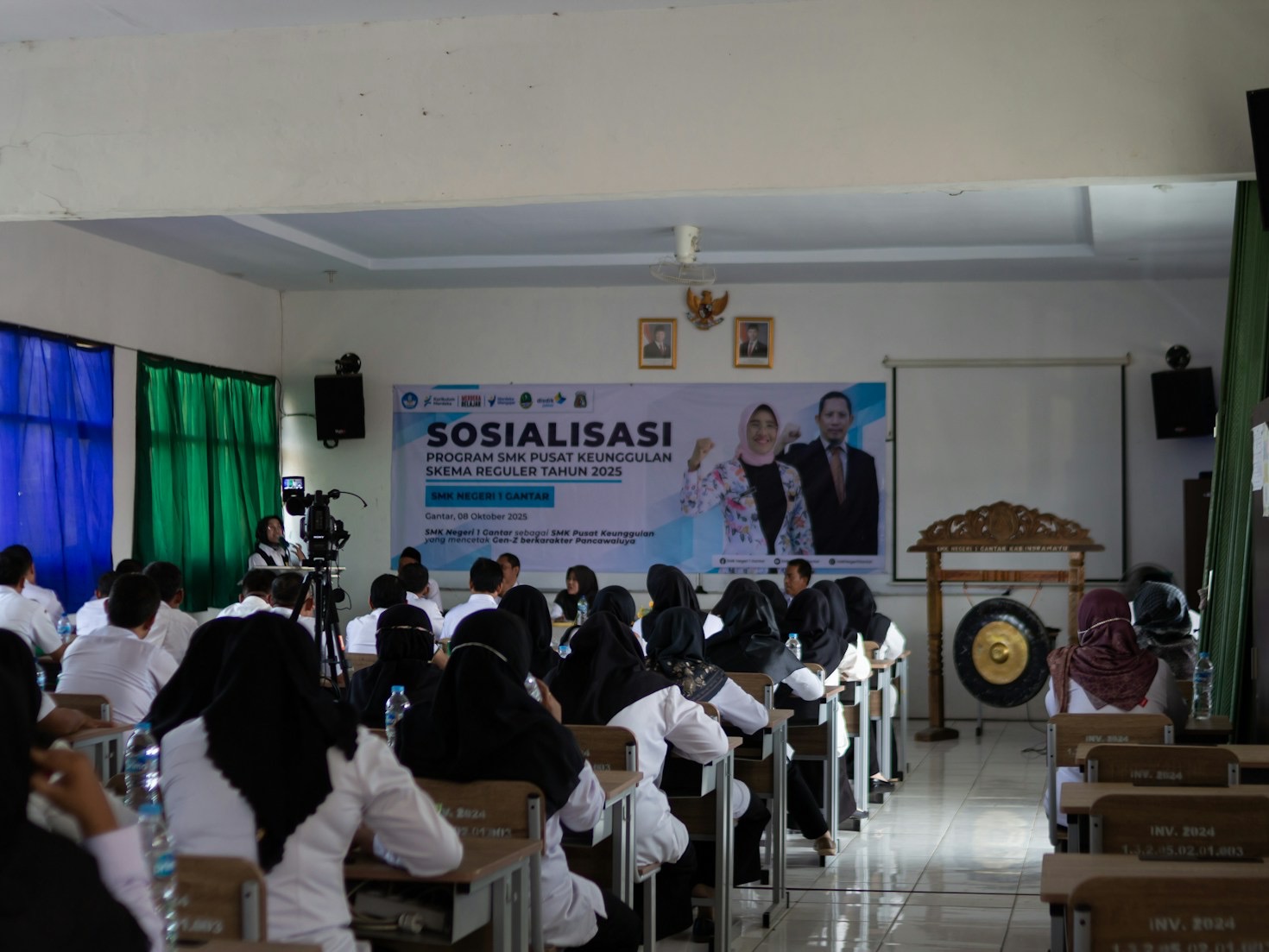 Balancing Technology and Education: Insights from Davis Families